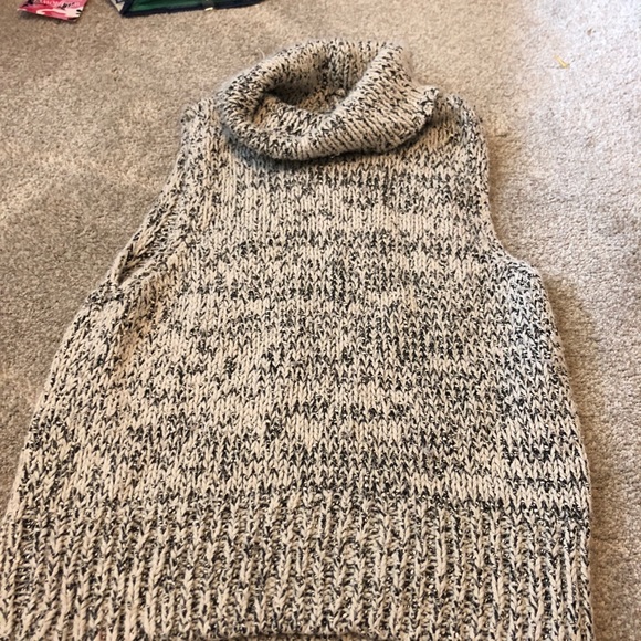 Kendall and Kylie sweater - Picture 2 of 3